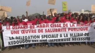Des jeunes rclament le dpart du maire de la commune de Kdougou