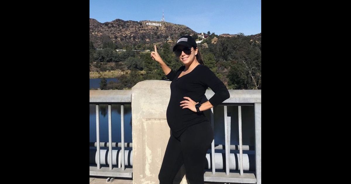 Eva Longoria, enceinte, affiche son gros baby bump !