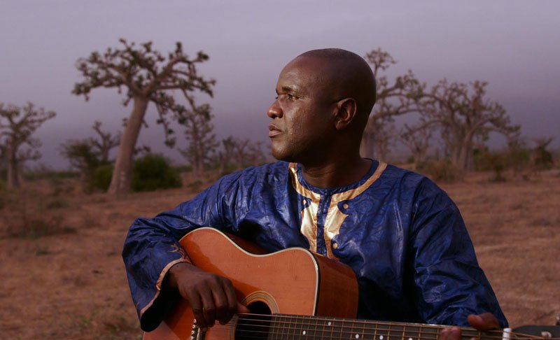 Ismal Lo, le Roi du Folk au pays du Ndombolo !