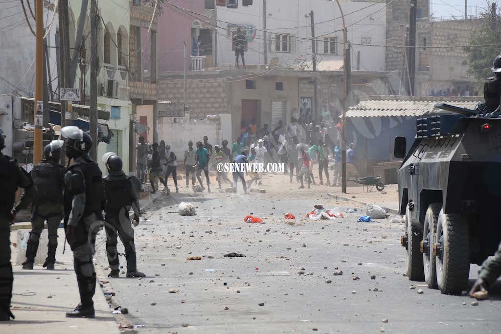 Les images des affrontements entre gendarmes et jeunes