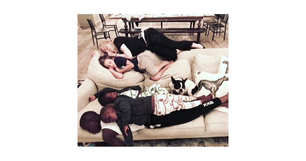 Madonna : Pouce  la bouche pour une sieste complice avec ses enfants