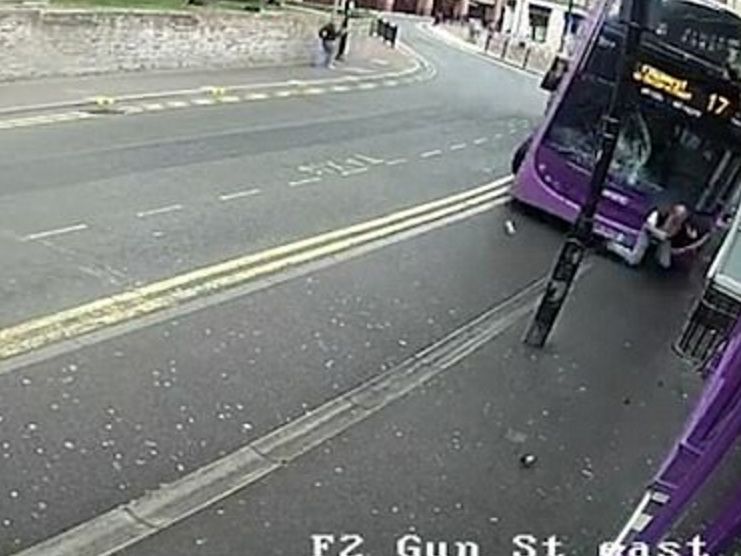 Percut par un bus, un homme se relve miraculeusement... et va boire une bire