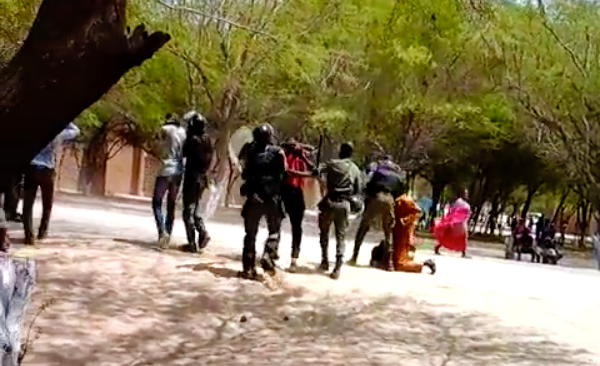 VIDO  UGB : des gendarmes tabassent des tudiants. Regardez !