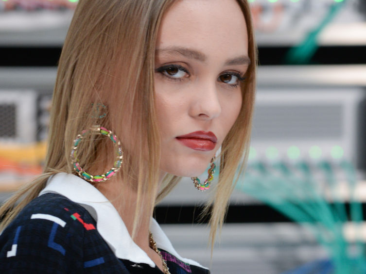 VIDEO Lily-Rose Depp ose la coupe garonne pour Chanel 
