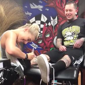 Cette belle blonde tatoue son amoureux pour la premire fois.Quand il tire son pantalon, elle fond en larmes en dcouvrant a !