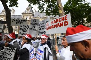 Les pres Nol de Marcel Campion manifestent contre la mairie de Paris