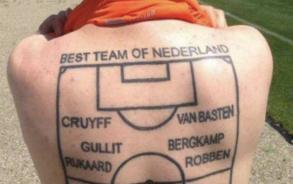 Un Gorgien se fait tatouer son onze de rve des Pays-Bas