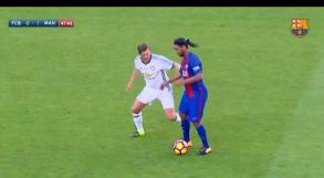 Vido - Le petit pont d'anthologie de Ronaldinho contre les lgendes de Manchester United