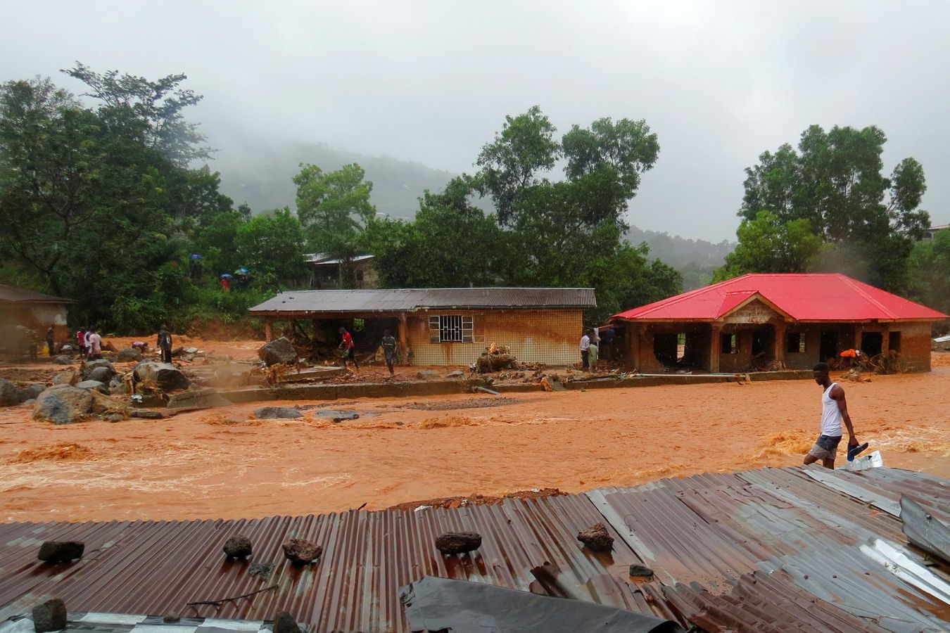 La Sierra Leone enterre ses morts aprs des coules de boue dvastatrices