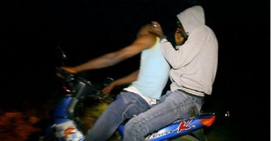 A bord d'un scooter, 2 agresseurs emportent 9 millions Fcfa