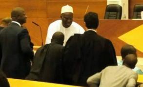 Difficile pour la dfense de rencontrer son client, Khalifa Sall...