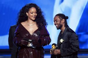La chanteuse Rihanna a marqu la grande crmonie musicale avec trois looks diffrents.