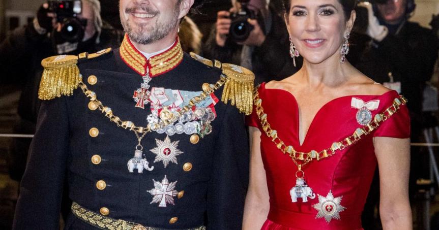 http://www.sen360.com/uploads/2018/01/mary-et-marie-de-danemark-princesses-eclatantes-pour-le-gala-du-nouvel-an-951771.jpg