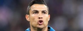 Nike Air Force 1 CR7 aux pieds, Cristiano Ronaldo pose avec son nouveau trophe !
