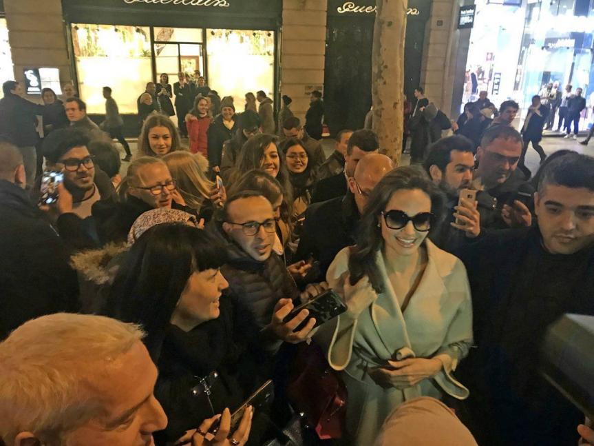 http://www.sen360.com/uploads/2018/01/photos-angelina-jolie-cree-l-39-emeute-sur-les-champs-elysees-969333.jpg