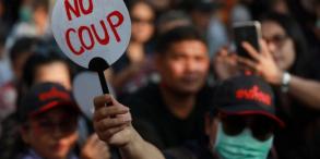 Thalande: des centaines de personnes manifestent contre la dictature